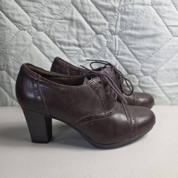 Clarks Shoes - Clark’s Artisan Collection Women’s Block Heal Oxford Leather Shoes
Size 7.5M